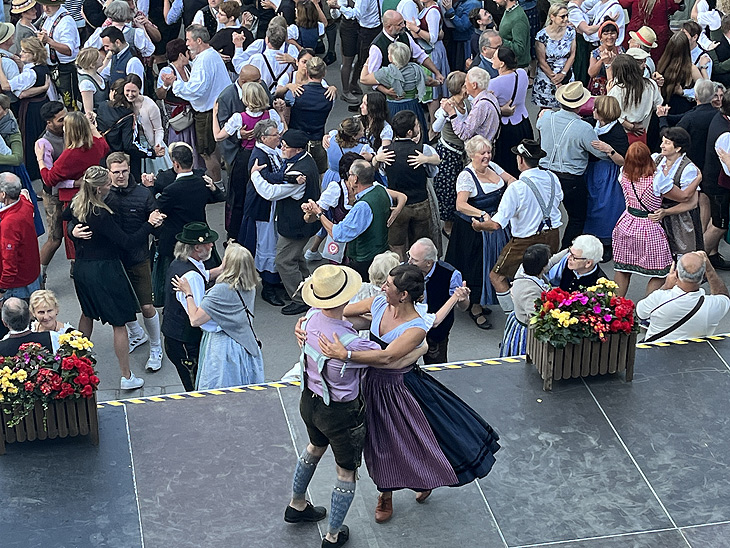 Tanzmeisterin Katharina Mayer leitet wieder den Tanz beim Kocherlball 2022, unterstützt wird sie von Magnus Kaindl (©Foto: Martin Schmitz)